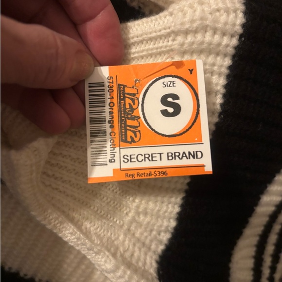 Equipment Femme • Soft • 100% Wool • Black and White (off white) Striped Sweater - Picture 13 of 16